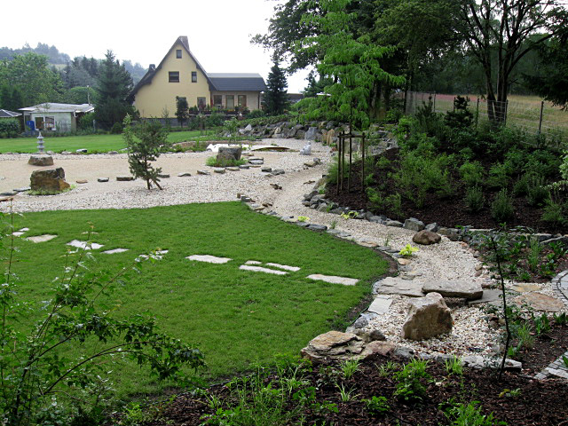 Referenzbild: 110 Sprudelnder Quellstein im Bachlauf, welcher zum Teich führt 2