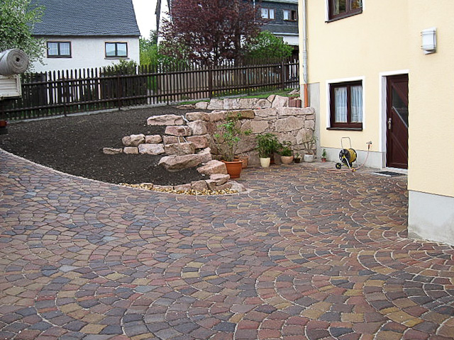 Referenzbild: 120 Fertigstellung des baulichen Teils der Gestaltung mit Natursteinen. die Vegatationsfläche vor der Aufstellung der Pflanzen.