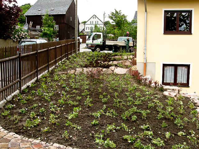 Referenzbild: 131 Fertigstellung der Anlage durch Bepflanzung