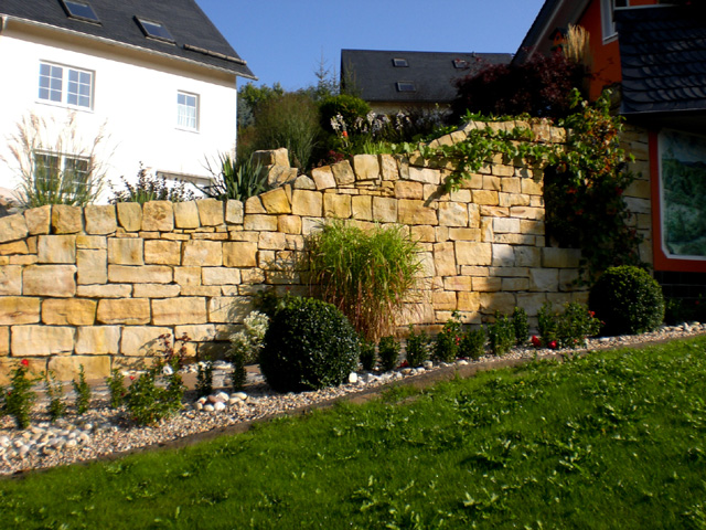 Referenzbild: 15 hinterbetoniertes Sandsteinmauerwerk mit einer Rollschicht als geschwungene Abdeckung