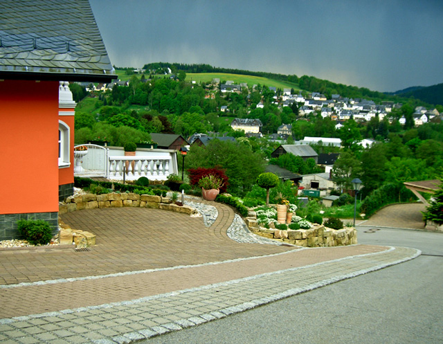 Referenzbild: 16 Terrassierung aus Sandstein und geschwungener Wegeführung zur Terrasse