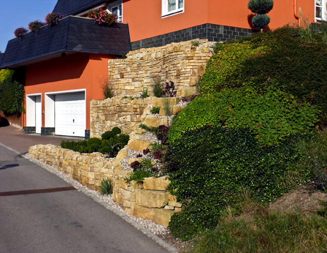 Referenzbild: 20 Hangsicherung durch Terrassierung mit Sandsteinmauern