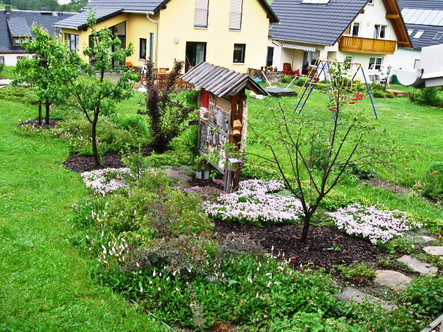 Referenzbild: 219 Blütenmeer aus Thymian, passend zum Insektenhotel im Obstgarten 2