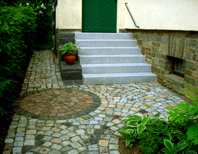 Referenzbild: 23 Hauszugang aus Granitblockstufen, Wegeführung aus nuanciertem Natursteinpflaster mit auflockernden Kreiselementen, begleitet durch eine Hecke und einer Staudenfläche


Staudenfläche im Spätsommer