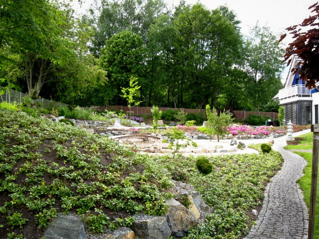 Referenzbild: 231 Weg vom Gerätehaus aus Natursteinpflaster 2