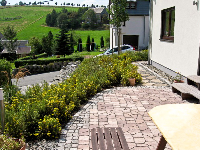 Referenzbild: 235 bodendeckende Gehölzpflanzung rahmt den Sitzbereich, verdeckt jedoch nicht die schöne Aussicht