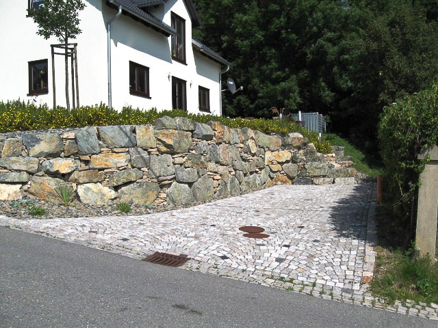 Referenzbild: 238 Natursteinmauer und Stellflächen aus Natursteinpflaster, Ein kleinkroniger Hausbaum sorgt für die 3. Dimension 2