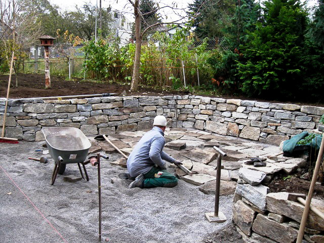 Referenzbild: 241 Trockenmauer aus Dörfler Gneis in Entstehung 2