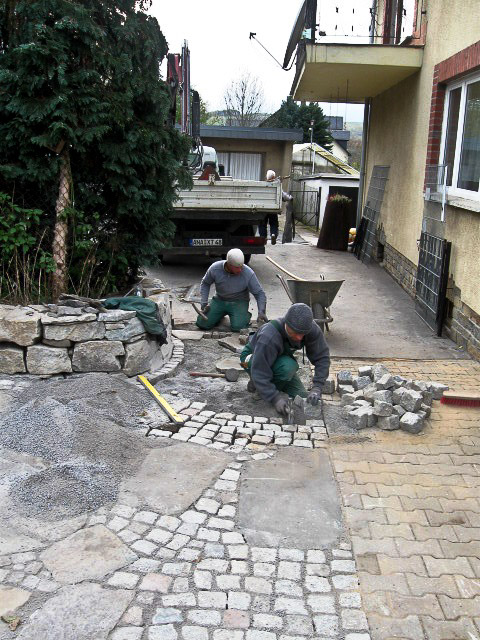 Referenzbild: 245 Übergang von Terrasse zum alten Gehweg wurde mit Natursteinpflaster gefüllt.