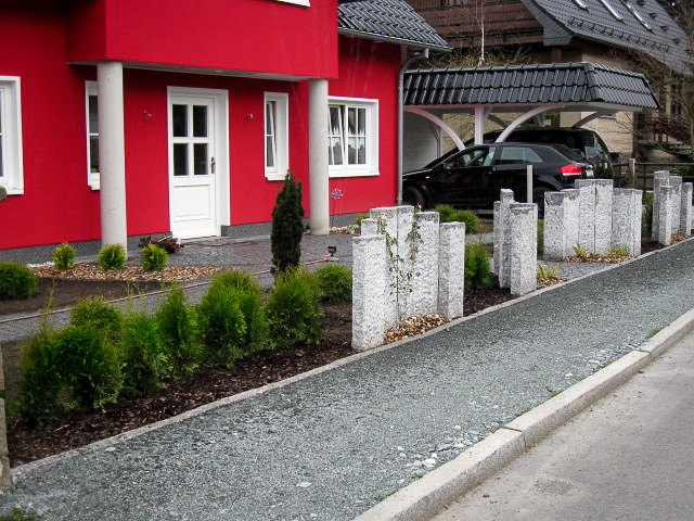 Referenzbild: 248 Vorgarten Bepflanzung und kleine Mauer aus Granitsäulen