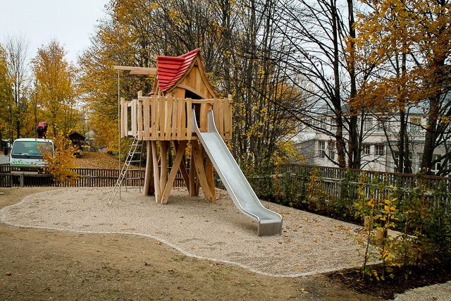 Referenzbild: 253 Spielplatz Pflasterung, Bepflanzung und Geräteaufbau 1