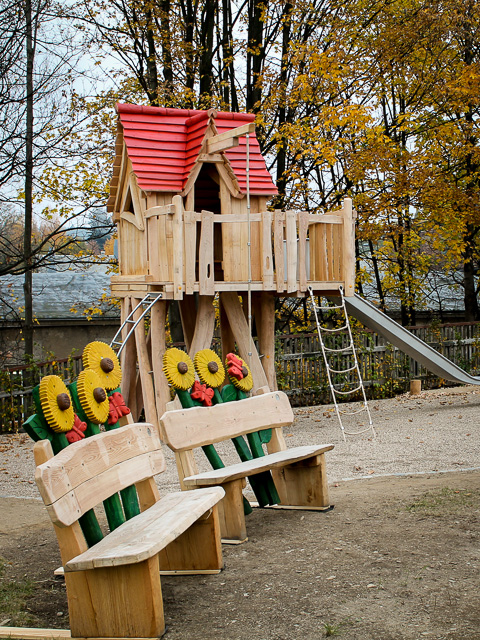 Referenzbild: 255 Spielplatz Pflasterung, Bepflanzung und Geräteaufbau 3