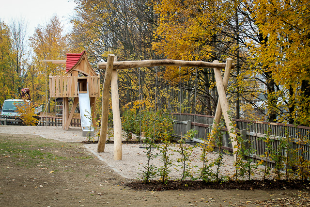 Referenzbild: 256 Spielplatz Pflasterung, Bepflanzung und Geräteaufbau 4