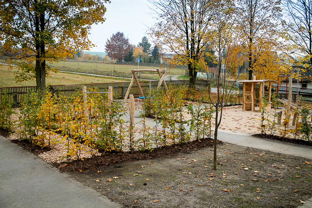 Referenzbild: 260 Spielplatz Pflasterung, Bepflanzung und Geräteaufbau 8