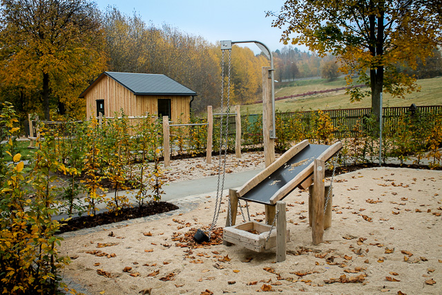 Referenzbild: 262 Spielplatz Pflasterung, Bepflanzung und Geräteaufbau 10