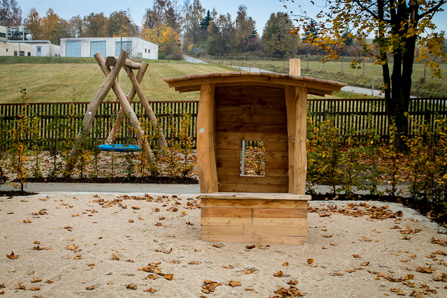 Referenzbild: 263 Spielplatz Pflasterung, Bepflanzung und Geräteaufbau 11