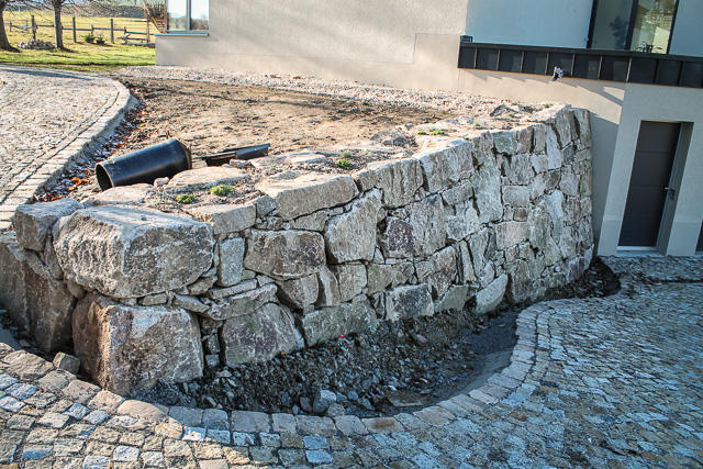 Referenzbild: 271 Bau der Natursteinmauer 2