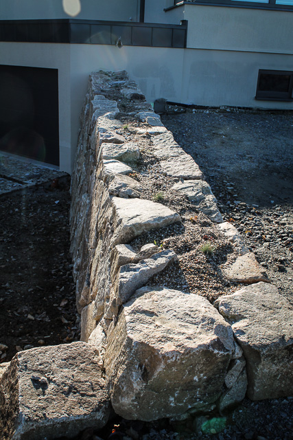 Referenzbild: 272 Bau der Natursteinmauer mit Kiesbeet