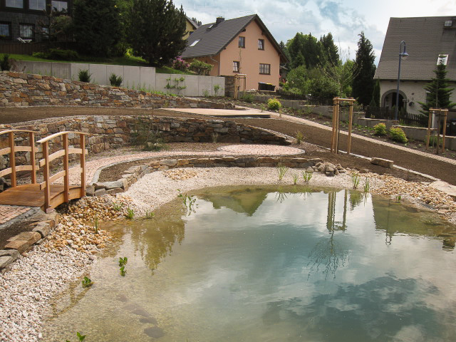 Referenzbild: 280 Teichanlage mit natürlichen Bachzulauf und Steg