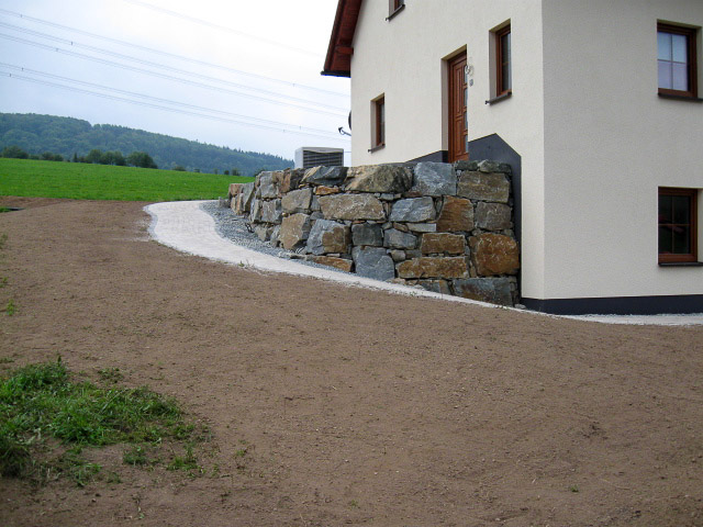 Referenzbild: 327 Die Wegeführung zum Haupteingang, stufenlos und kutschenfreundlich, der Höhenunterschied wurde mit großformatigem Naturstein kaschiert.