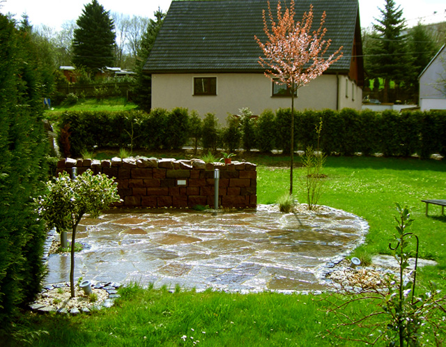 Referenzbild: 36 Schon im zeitigen Frühjahr entfaltet diese Anlage ihre Wirkung. Hier zur Blüte der Blut-Pflaume als Hochstamm.