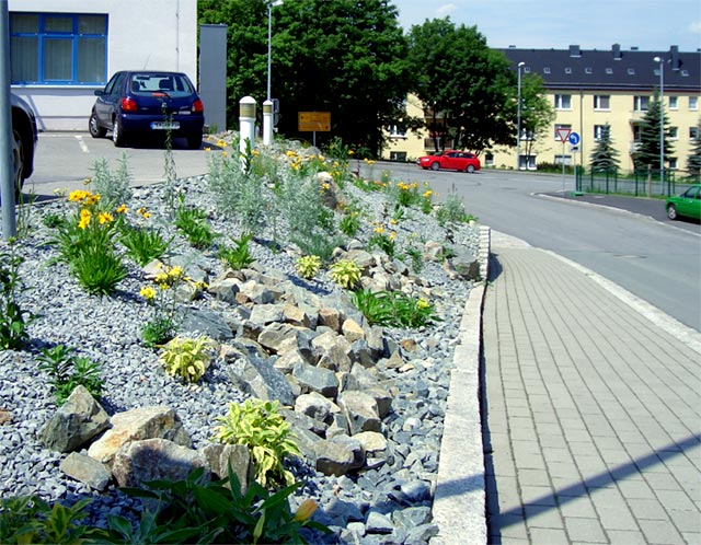 Referenzbild: 4 Gestaltung der Gewerbefläche nach unserer Staudenmischpflanzung, Blütenzauber zwischen Steinen bereits im ersten Standjahr