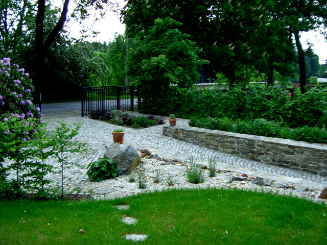 Referenzbild: 41 Garagenzufahrt aus Natursteinpflaster und wegbegleitendes Staudenbeet