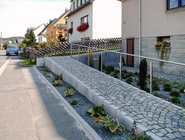 Referenzbild: 419 die Wegeführung wurde bis zum Carport verlängert und dadurch das Gefälle gleichmäßig verteilt