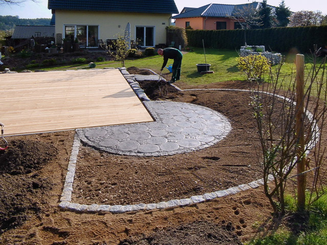 Referenzbild: 430 vorhandene Trittsteine wurden als Grillstellfläche wiederverwendet