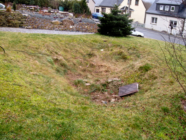 Referenzbild: 57 Ungenutzte Geländeausformungen lassen sich sinnvoll gestalten und schaffen hier später eine Kleinklimazone durch die Teichanlage.