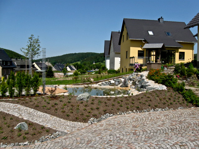 Referenzbild: 59 Auf Rasen wurde vollständig verzichtet. Bodendecker aus Stauden und Kleingehölzen sowie Gräser, Frühjahrs-, Sommer- und Herbstblüher machen den Garten ganzjährig zu einem Erlebnis.