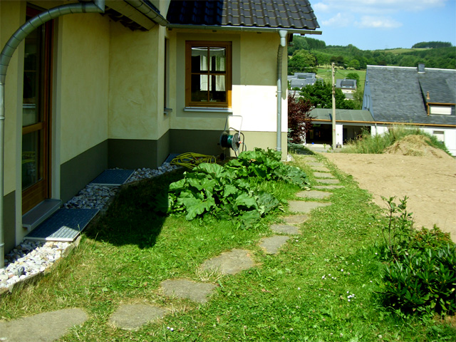 Referenzbild: 66 Vorhandenes Natursteinmaterial wurde als Terrasse und Wegeführung wieder verwendet.