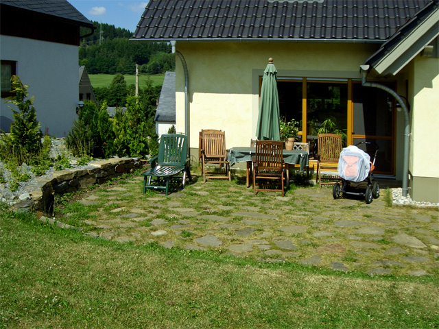 Referenzbild: 67 Vorhandenes Natursteinmaterial wurde als Terrasse und Wegeführung wieder verwendet.