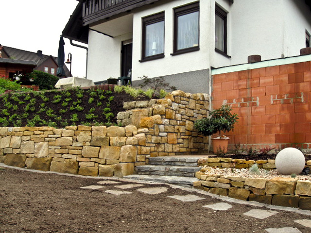 Referenzbild: 78 Höhenanpassungen und Terrassierungen durch Sandsteinmauern.